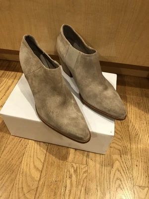 Botas para mujer Vince Camuto 9M color tostado gamuza punta tacón botines Foto 1 de 4