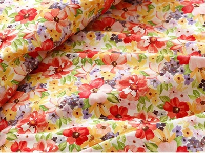 Tela estampada roja y amarilla Flower Garden hecha en Corea por media yarda Foto 1 de 4
