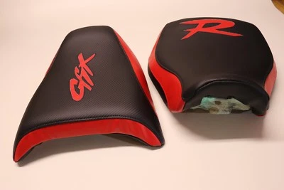 CAPAS DE ASSENTO PRETAS/VERMELHAS PERSONALIZADAS CABERÃO NA FRENTE E TRASEIRA SUZUKI GSX1100R 93/94/95/98 - Imagem 1 de 4