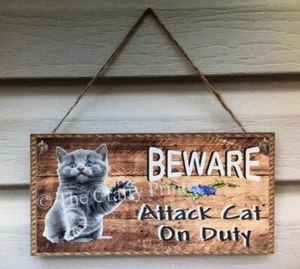Humorvolles Holzschild "VORSICHT - Angriff Katze im Dienst" Größe 5,5" x 11" - Bild 1 von 2