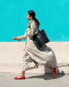 NUEVO CON ETIQUETAS $395 Clare V - Bolso de Mano Bande en Gamuza Negra y Diseño de Patchwork de Napa - Imagen 1 de 7