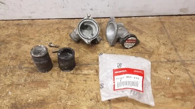 1990 Honda CBR1000F tampa de caixa de termostato OEM com novo estado - Imagem 1 de 4