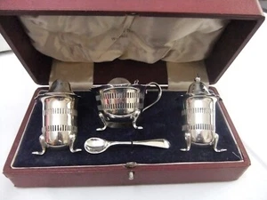 Vintage Silver Plated Condiment Set Blue Glass Liners Walker & Hall, Sheffield - Foto 1 di 9