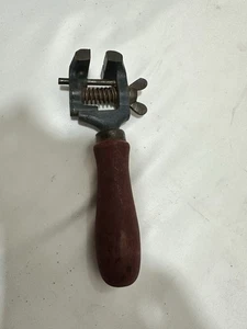 Tornillo de mano vintage joyeros armero relojeros mango de madera HECHO EN EE. UU. - Imagen 1 de 7