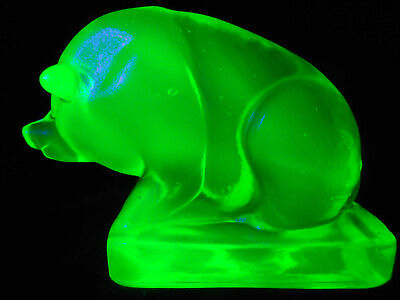 Green Vaseline Glass Suee Pig Farm Animal Uranium Barn paperweight Magnesium Art • 31€