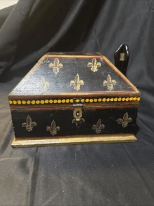 Scatola decorativa in legno rustico dipinto a mano design Fleur De Lis francese - Foto 1 di 16