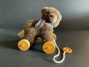 1986 APPLAUSE Plush Pull Along BEAR on Wheels 7" H x 6" L - Bild 1 von 7