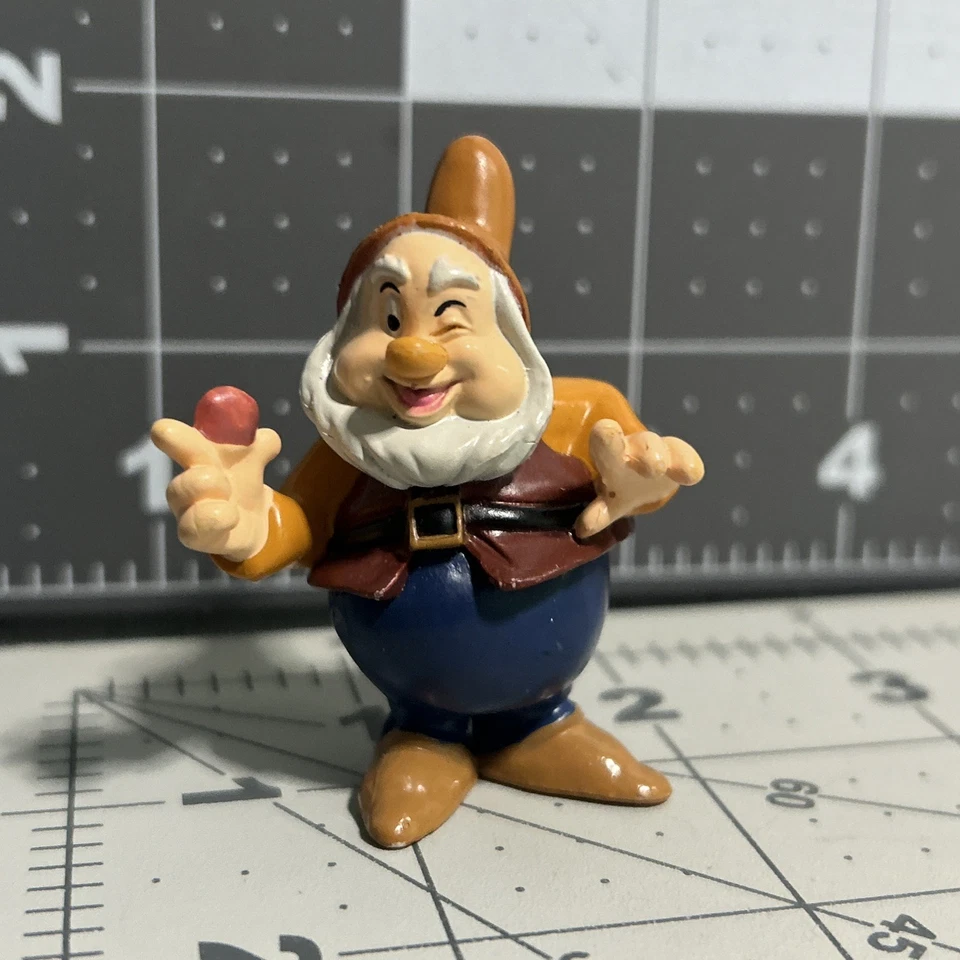 Figura Figura Happy Holding Gem Dwarf PVC 3" Cake Topper Blancanieves Disney Foto 1 de 4