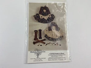 Ambientador de muñeca Hickory Stick FRIENDS AT HEART patrón de costura H202 de colección - Imagen 1 de 3