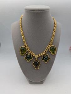 Vintage Trifari TM Lucite Charm zweifarbig grün Charms goldfarben Halskette - Bild 1 von 16