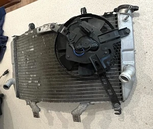 GSXR1000 K3 radiator with cooling fan, gsxr 1000 K4 radiator & fan - Picture 1 of 4