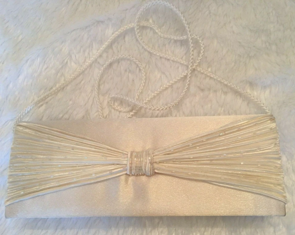 Bolso sin asas oblongo Jessica McClintock para mujer blanco satinado lazo con cuentas  Foto 1 de 4