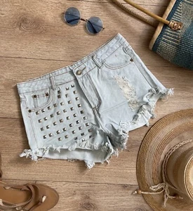 Pantaloncini denim blu chiaro sbiancati effetto invecchiato Sassy dettaglio borchie orlo sfilacciato taglia 10 - Foto 1 di 6