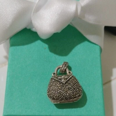 Colgante medallón monedero de plata de ley y marcasita Foto 1 de 4