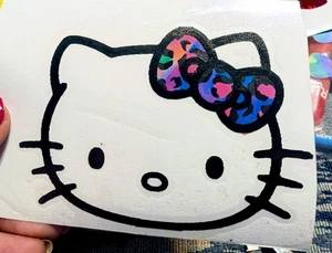 Calcomanía de Hello Kitty con arco con estampado de guepardo arco iris 4" X 3" - Imagen 1 de 1