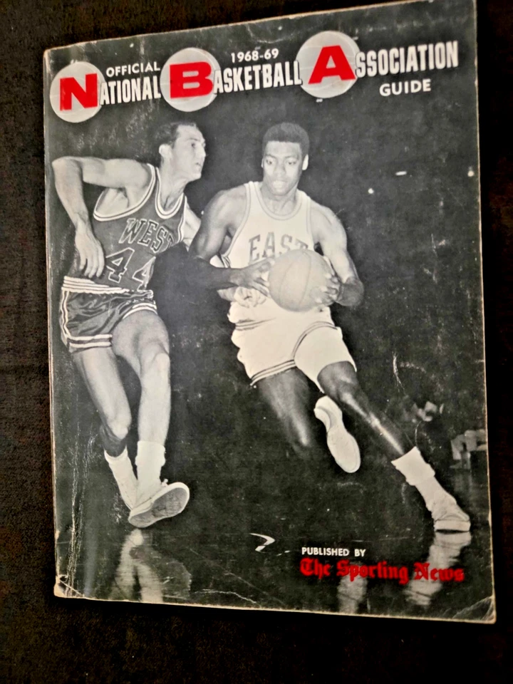 1968-69 The Sporting News GUÍA OFICIAL DE LA NBA: Jerry West / Oscar Robertson Cubierta Foto 1 de 1