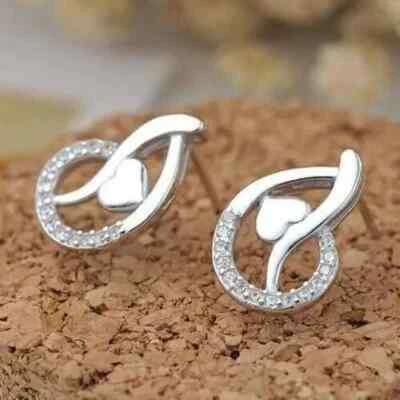 Aretes para mujer con corazón de diamantes de corte redondo creados en laboratorio acabado en oro blanco de 14K Foto 1 de 4