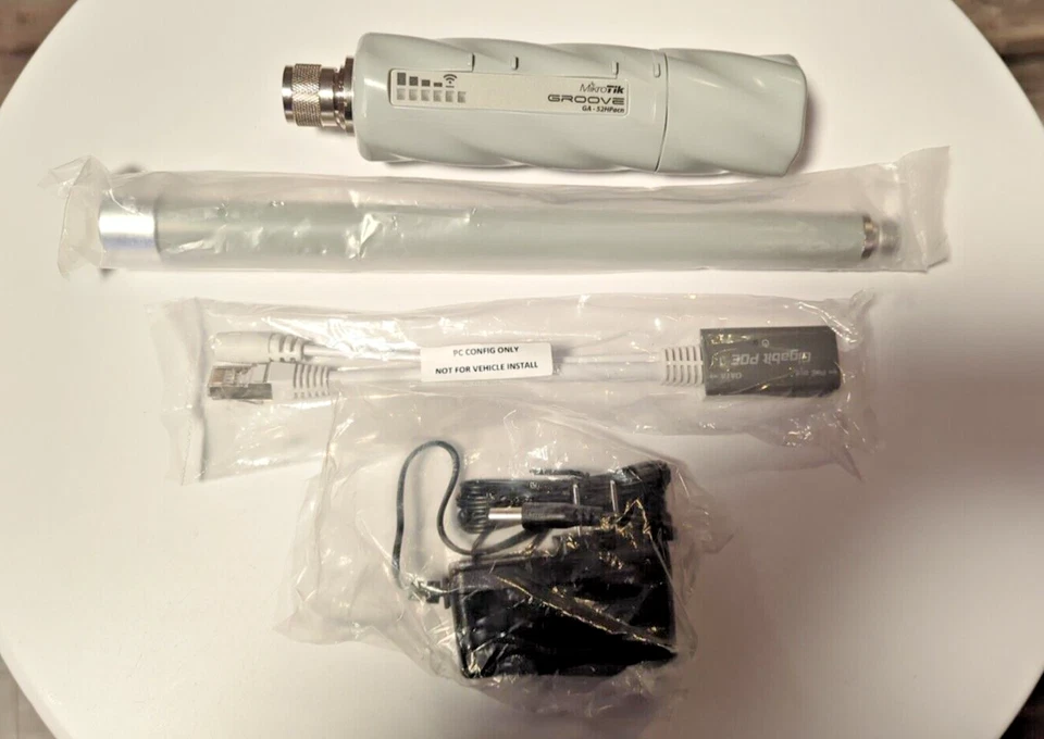 Mikrotik GrooveA-52HPacn-US RouterBoard 2.4/5GHz W/ NEW ANTENNA / GIGABIT POE - Image 1 of 4