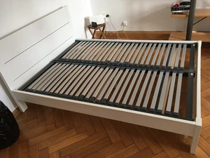 Weißes Bett mit Lattenrost - Bild 1 von 2