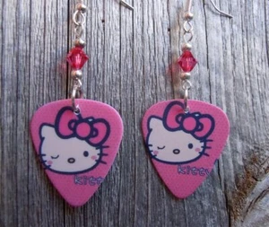 Zwinkernde Hello Kitty rosa Gitarren-Plektrum-Ohrringe mit rosa Swarovski-Kristallen - Bild 1 von 1