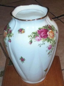 Royal Albert Old Country Roses Vase Unused - Picture 1 of 4