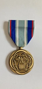 AIR FORCE AIR § SPACE  MEDAILLE - Picture 1 of 1