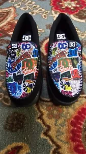 DC Shoes Herren Villain 2 Leder Slipper Skateboard Schuh Schwarz Print Neu - Bild 1 von 9