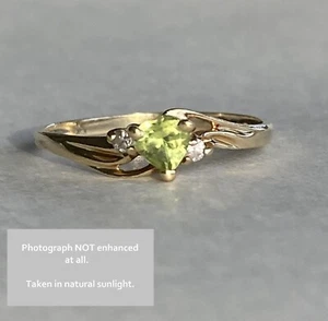 Size 7 Estate Ring 10k Solid Gold 💚 HEART SHAPE PERIDOT & 2 NATURAL DIAMONDS - Picture 1 of 18