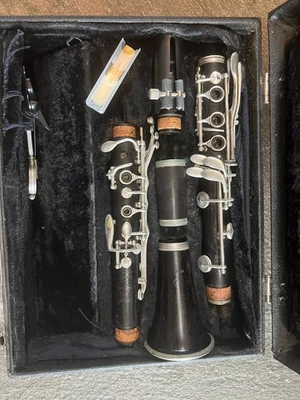 Clarinete Selmer Signet 100 madera con estuche.  Hecho en USA Foto 1 de 4