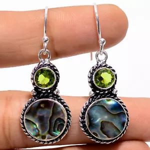 Pendientes colgantes hechos a mano con cáscara de peridoto de piedra preciosa de peridoto de abulón 1,7" ARE-2861 - Imagen 1 de 3
