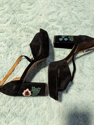 Tacones de gamuza negros con tacones bordados para mujer Foto 1 de 4