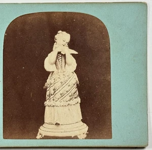 Estatuilla de una mujer estatua con un pájaro en montura azul claro vista estéreo antigua - Imagen 1 de 4