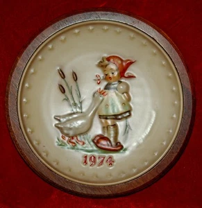 HUMMEL Porcelain Plate "SCHOOL GIRL" 1974 In Beautiful Walnut Wood Frame! - Picture 1 of 3