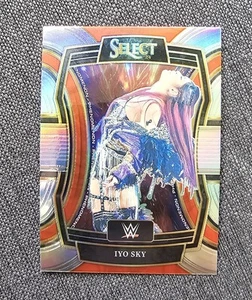 WWE PANINI SELECT 2024 IYO SKY PREMIER LEVEL SILVER PRIZM - Foto 1 di 1