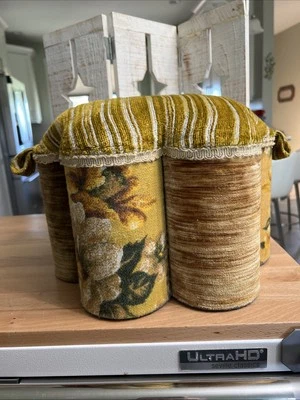 (#386R) Taburete de pie de tela casero de finales de los 60’s principios de los 70’s 9,5” de alto 12,5” de ancho Foto 1 de 4