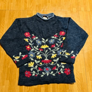 Vintage Blue Flowers Floral Youth Large Girls Sweater Jet Set Cool Kids Clothes - Picture 1 of 5