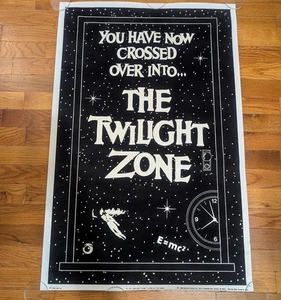 Póster negro flocado Twilight Zone 1989 de colección - TV de ciencia ficción de EE. UU. - PF-197 - 35"x23" - Imagen 1 de 24