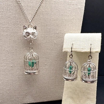 Juego de collar y pendientes Vera Wang Born To Rule Birdcage & Cat tono plateado verde azulado Foto 1 de 4