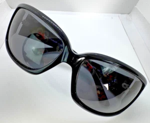 Vera Bradley Elizabeth Sunglasses with then VB pattern on the inside  - Picture 1 of 9