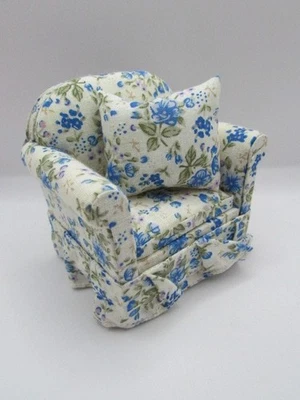娃娃屋微型扶手椅蓝色花卉织物带枕头T6533 — 第 1/3 张图片
