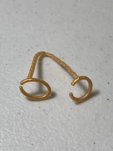 Monster High - School’s Out - Clawdeen’s 2 Doll Earrings Connected With Chain - Picture 1 of 5