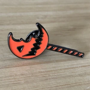 TRICK R TREAT SAM LOLLIPOP ENAMEL PIN BADGE HORROR CANDY HALLOWEEN PUMPKIN GOTH - Bild 1 von 4