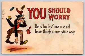 Postal de comedia humorística vintage A536 vagabundo deberías preocuparte hombre afortunado hobo basura - Imagen 1 de 2