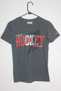 Camiseta Disney Parks Epcot Canada Pavilion ""Hockey is Our Game"" Adulto S - Imagen 1 de 7