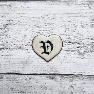 1970er Herz weiß Buchstabe V Emaille Retro Verzierung Fraktur Name Liebe Vintage - Picture 1 of 2