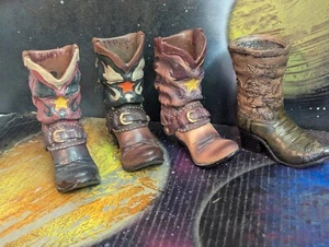 CUATRO Botas de Vaquero del Oeste (3 Ganchos de Pared de Resina y 1 Figura Decorativa) Bota de 5" de Alto - Imagen 1 de 23