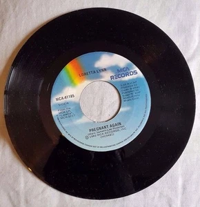 Loretta Lynn - Pregnant Again/You're A Cross I Can't Bear 45RPM Vinyl Record - Imagen 1 de 1