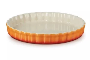 Le Creuset 1,5 Quart./28 cm geriffelte Flanschale Steinzeug Flamme Orange Farbe nicht mehr erhältlich Neu - Bild 1 von 7