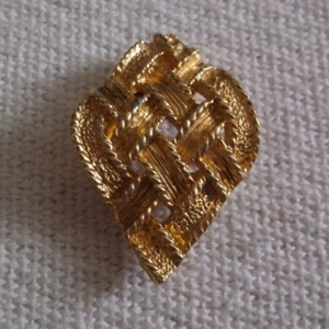 Pin/bufanda tejido de cesta de colección texturizado tono dorado - Imagen 1 de 2