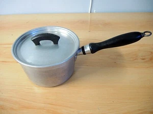 VINTAGE WEAR EVER ALUMINUM SAUCE PAN W LID - Picture 1 of 7